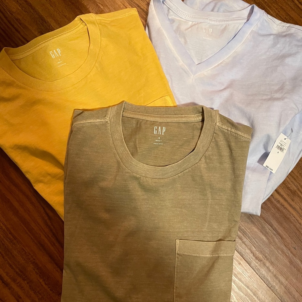 3 GAP tshirts - blue/yellow/tan